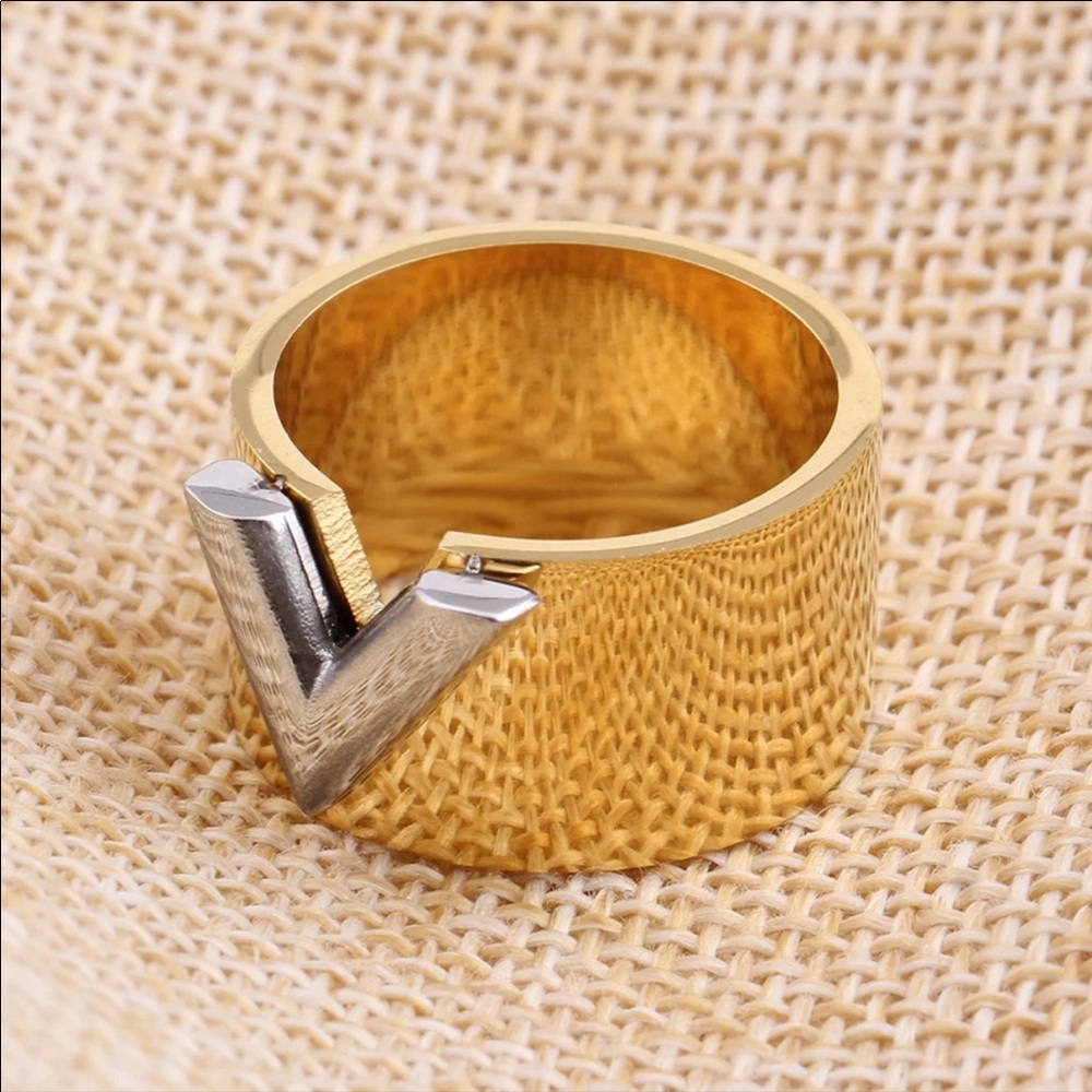 NEW V ring design 18k Rose Gold Filled Love Ring - Picture 8 of 9